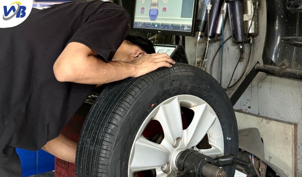 Ban Mobil Botak Sebelah? Temukan Penyebab & Solusinya!